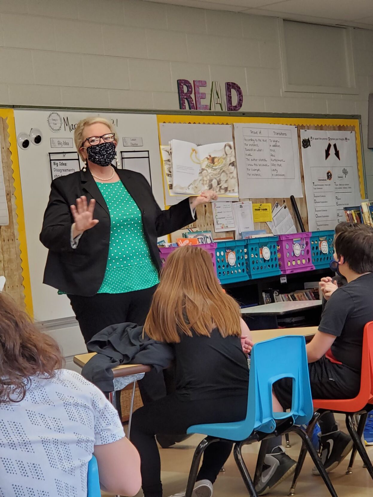 Guest reader Robin McClellan reads to a class at Indian Springs